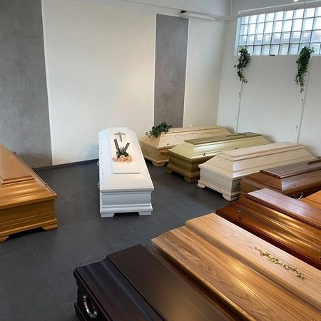 Mehrere Särge zur Auswahl aufgestellt