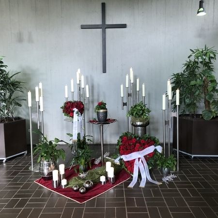Aufgebahrte Urne in einer Kirche