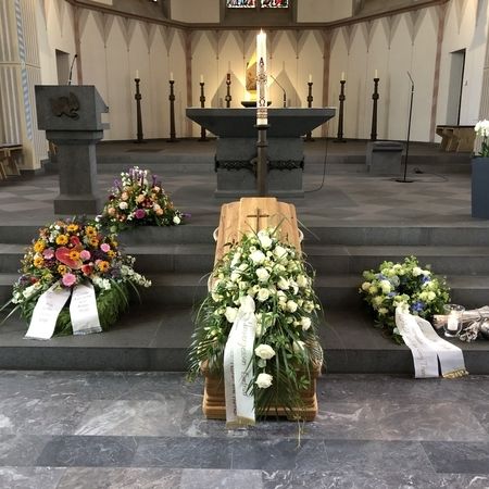 Aufgebahrter Sarg in einer Kirche