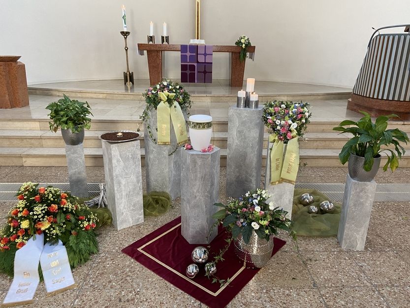 Urnenaufbahrung in der Kirche